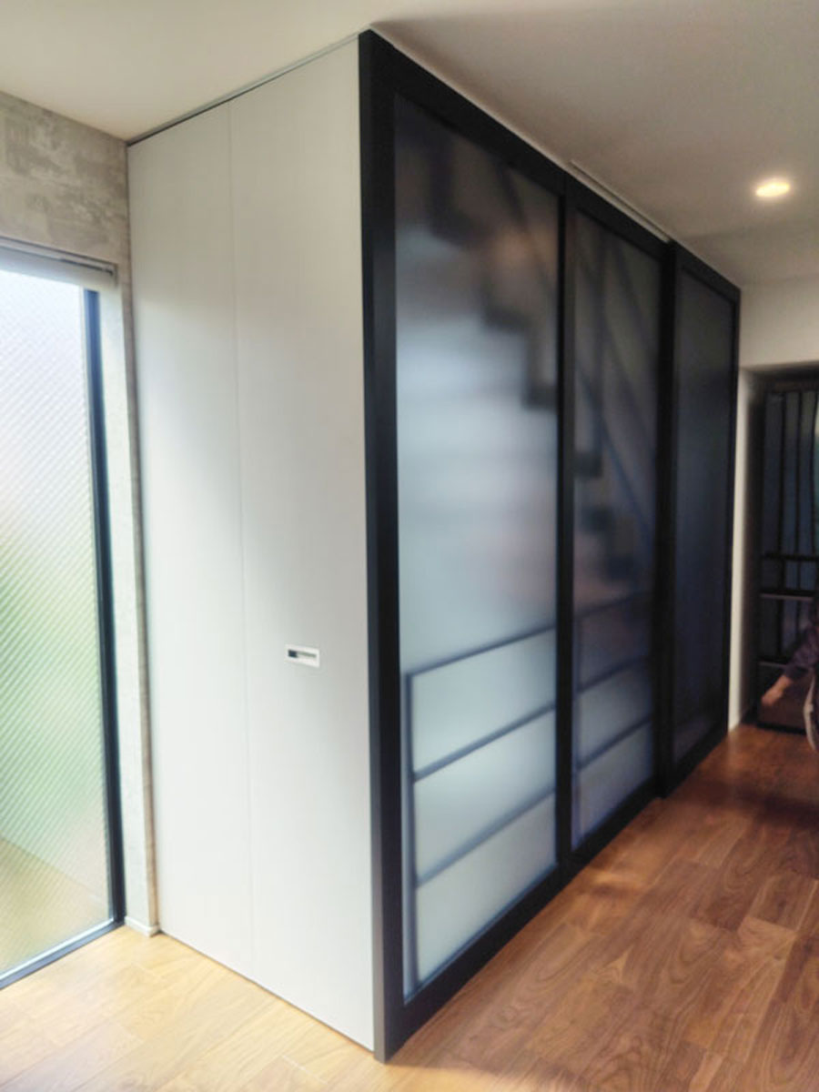 おしゃれな階段間仕切りで夏も冬も快適！目隠し効果でプライバシーと開放感を両立　目黒区W様邸